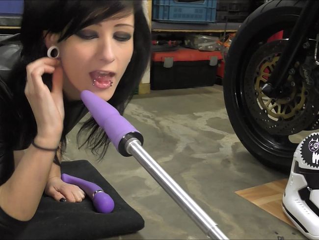 AliceKinkycat Porno Video: Krass! Maschinenfi** in der Werkstatt