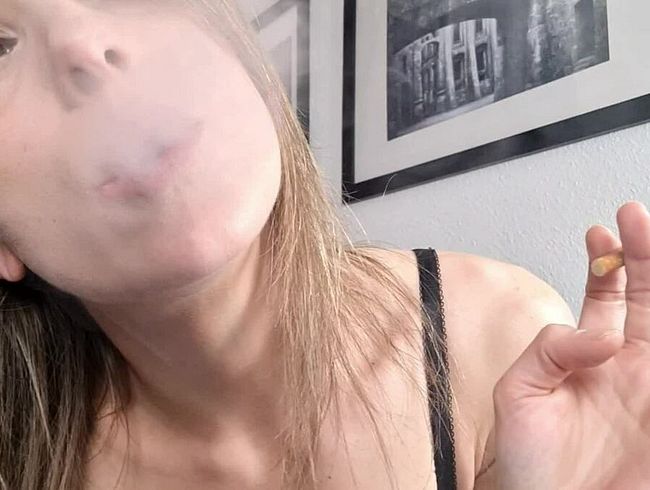 AliceKinkycat Porno Video: Rauch und Stiefel - Wunschvideo